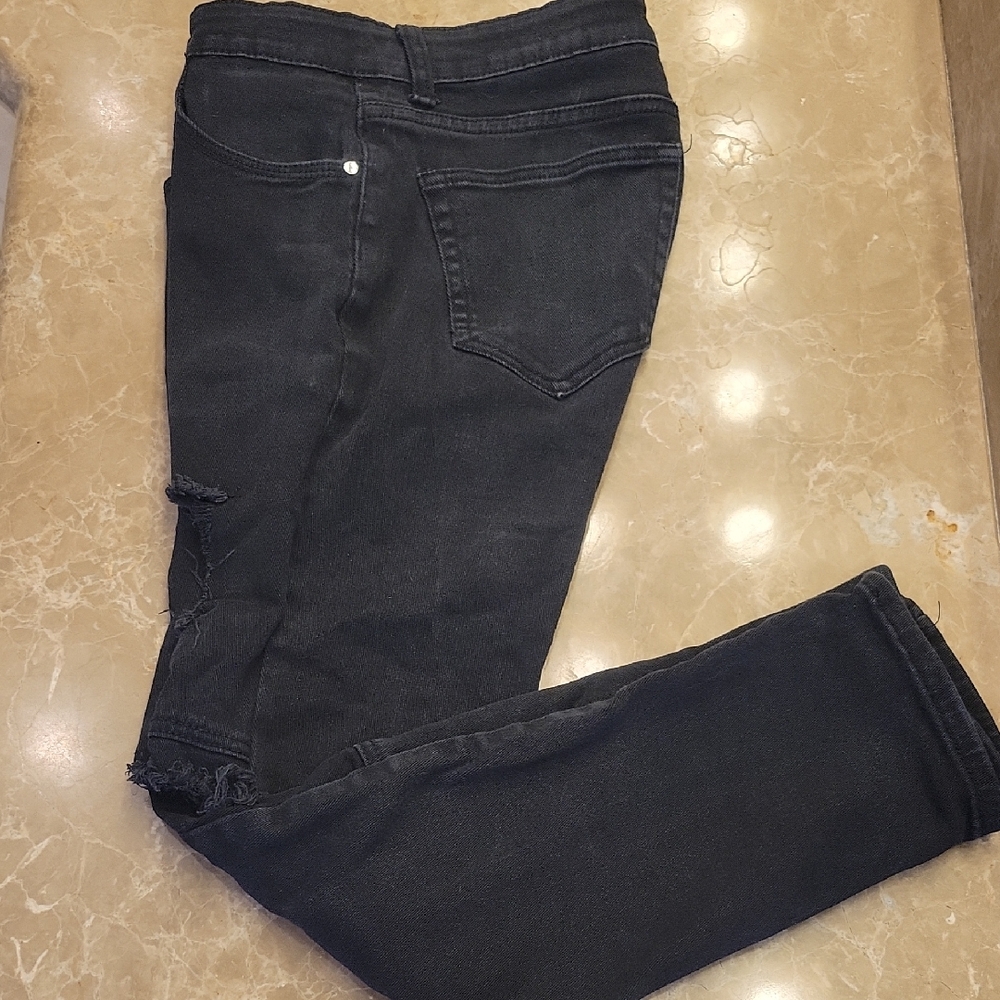 Black Skinny Jeans with Distressed Knees